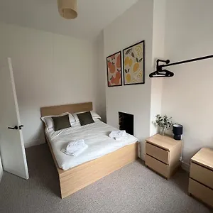 Altrincham Terrace - 2 Bedroom House - Free Parking - Sleeps 6 - Near Tram Stop Holiday home